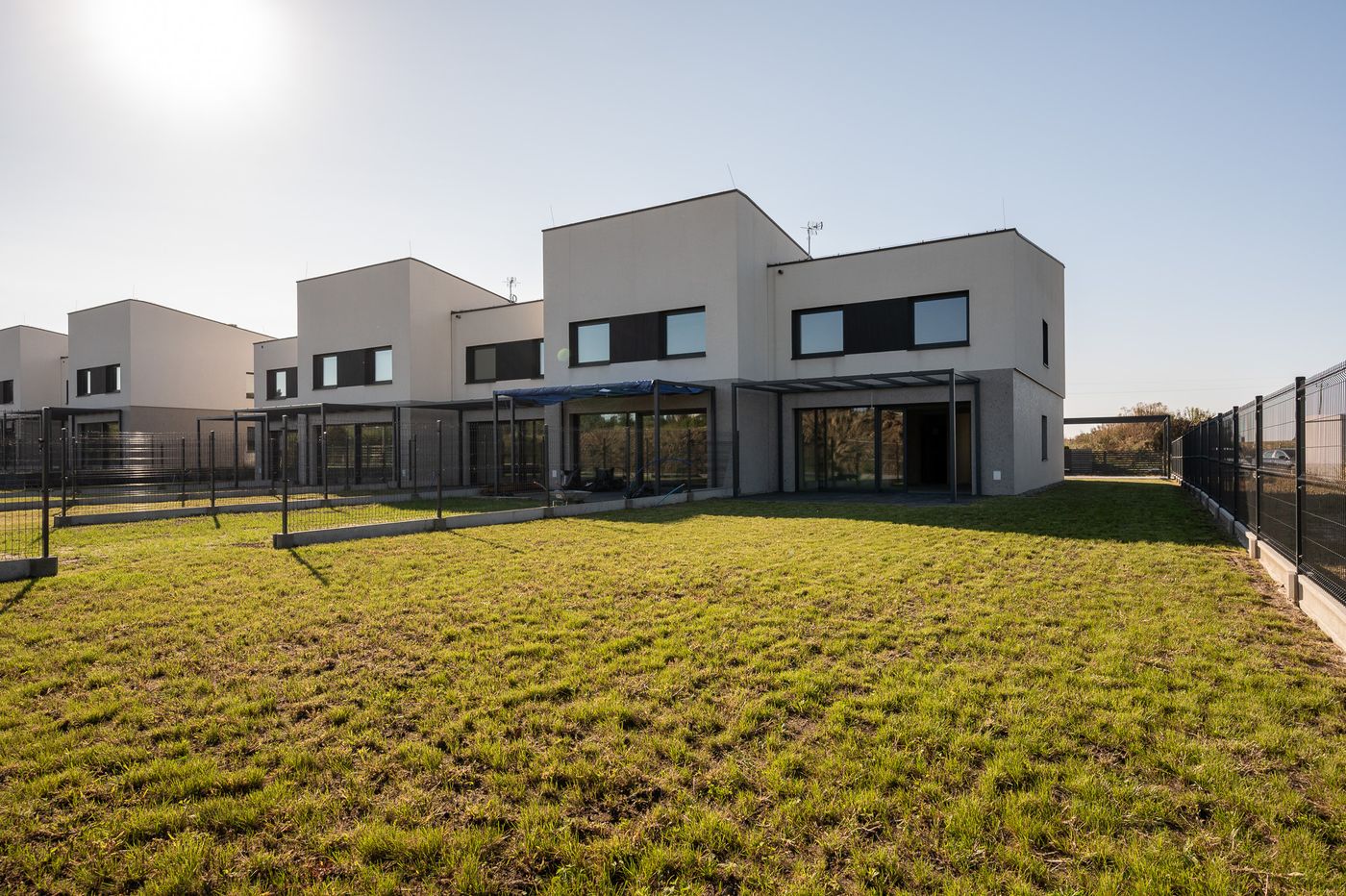 Ogród przy domu Green Home w otoczeniu zieleni